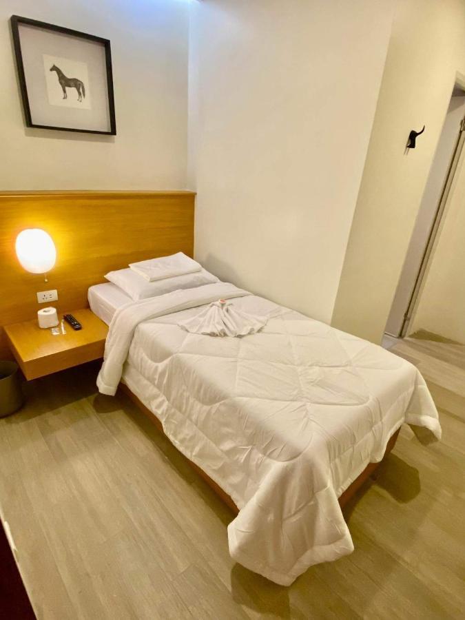 Aurora Suites Pasay Exteriér fotografie